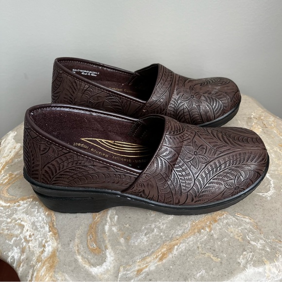 Easy Works Lyndee Women’s 9 Clog Brown Slip Resistant Work Shoe Floral Design - Picture 4 of 11